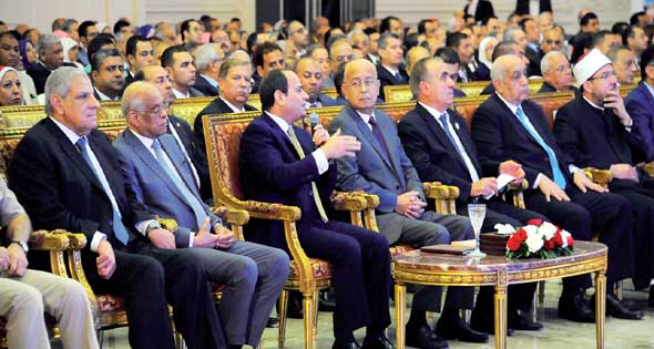 «السيسي» يتفقد معارض المحاربين القدماء والشباب والأسر المنتجة