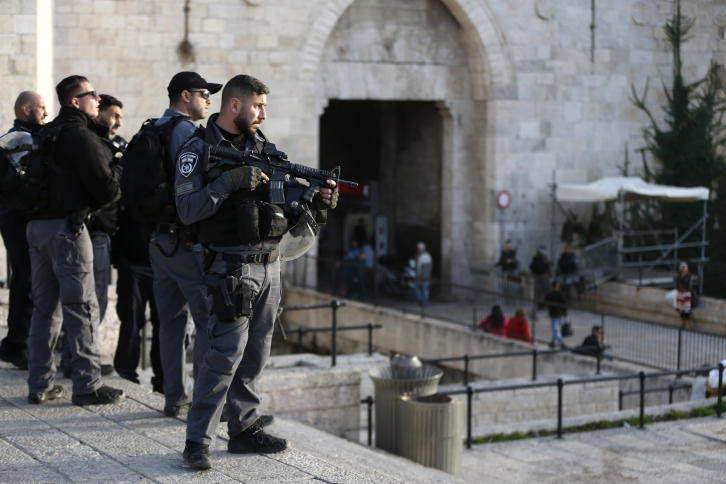 الاحتلال الإسرائيلي ينصب برج مراقبة عند مدخل «باب العامود»