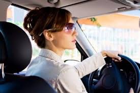 دراسة نرويجية: المرأة تقود السيارة أفضل من الرجل