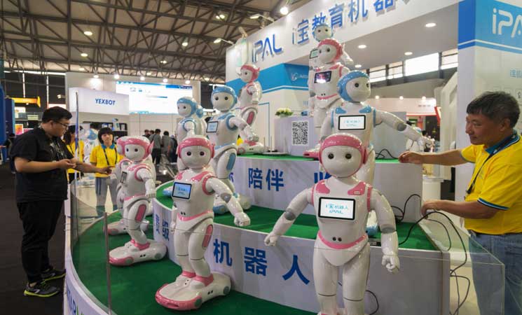 «المُربية الإلكترونية».. روبوت جديد لمجالسة الأطفال في الصين