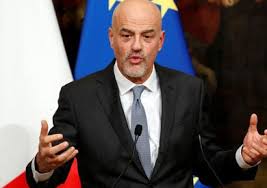 رئيس «إيني الإيطالية» يمنح «السيسي» هدية تذكارية بمناسبة بدء الإنتاج المبكر لحقل «ظهر»