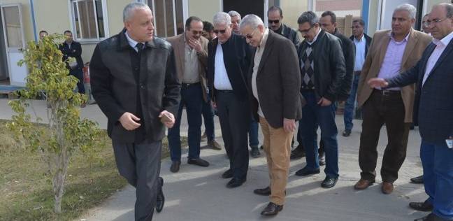 «المقاولون العرب»: تكليفات بزيادة المعدات وتكثيف العمالة بمشروع «طريق الواحات»