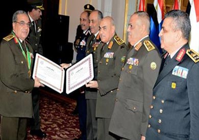وزير الدفاع يكرم قادة القوات المسلحة المحالين للتقاعد