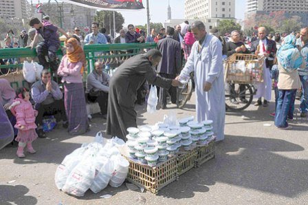 مدير أمن القاهرة: أجهزة الدولة حرصت على رفع اﻻشغاﻻت وإعادة تسيير المرور بشوارع وسط القاهرة دون المساس بارزاق الباعة الجائلين – صورة أرشفية