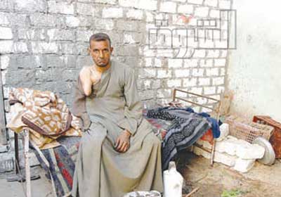 شحات لطفي مازال في انتظار التعويض العادل عن بتر ذراعه   تصوير محمد نوهان
