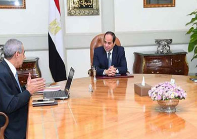 الرئيس عبد الفتاح السيسي مع طارق قابيل وزير التجارة والصناعة ارشيفية