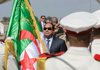 الرئيس السيسي أثناء وصوله للجزائر