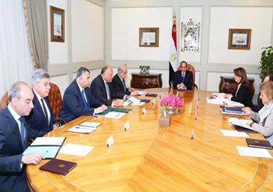 السيسي والمسئولون في اجتماع تعزيز صورة مصر الدولية