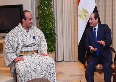 الرئيس السيسى اثناء لقائه بلاعب السومو المصرى عبدالرحمن شعلان
