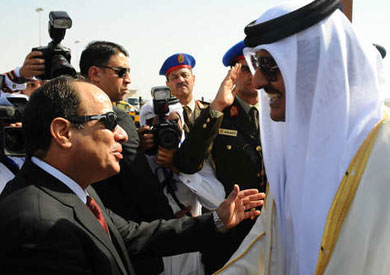 الرئيس السيسي يستقبل أمير دولة قطر بمطار شرم الشيخ