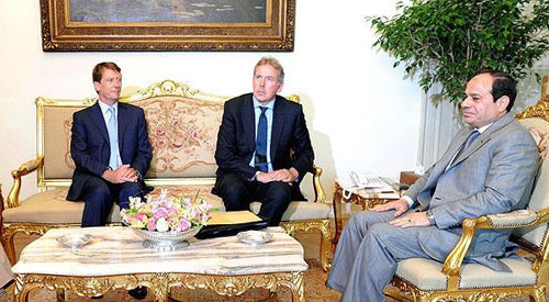 الرئيس عبد الفتاح السيسي مع مستشار رئيس الوزراء البريطاني للأمن القومي كيم داروك والسفير البريطاني في القاهرة جيمس وات (أ ف ب)