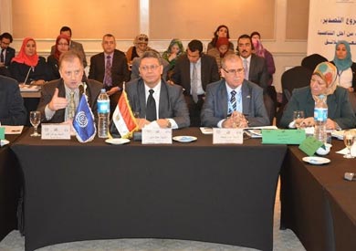 جمال سرور وزير القوى العاملة وبيتر فان غوى مدير فريق العمل اللائق لدول شمال أفريقيا ارشيفية