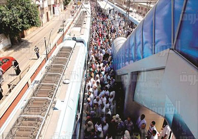 مواطنون ينتظرون ركوب المترو في محطة السيدة زينب-تصوير- هبة الخولي