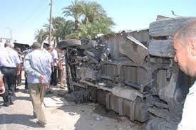 «السكة الحديدية»: انقلاب سيارة نقل محملة بكراتين على مزلقان بخط «الزقازيق- بنها»