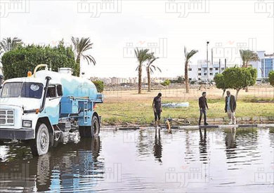 سيارات الشفط تحاول احتواء الموقف- تصوير سيد نون