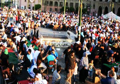 آلاف المتظاهرين بالتحرير يتناولون الإفطار - ارشيفية