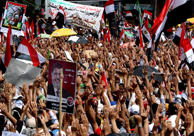 المتظاهرون يهتفون فى ميدان التحرير أمس ضد الإعلان الدستورى المكمل وتأخير إعلان نتائج انتخابات الرئاسة
