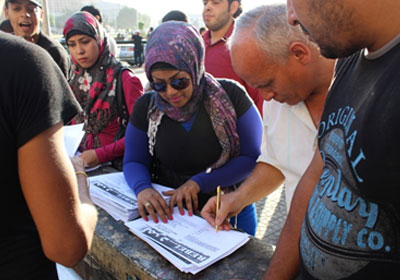 أعضاء حملة تمرد يجمعون التوقيعات من المواطنين - أرشيفية