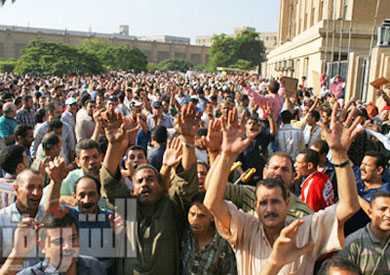جزء من عمال «مصر للغزل» بالمحلة يواصلون إضرابهم لليوم الثاني