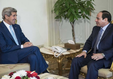 الرئيس عبد الفتاح السيسي وجون كيري، وزير الخارجية الأمريكي-ارشيفية