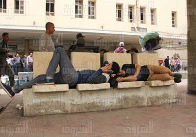 مسافرون فى محطة القطار ينتظرون الفرج _ تصوير : هبة الخولى