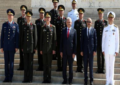 احتفظ رئيس الاركان وقادة الاسلحة الكبار بمناصبهم