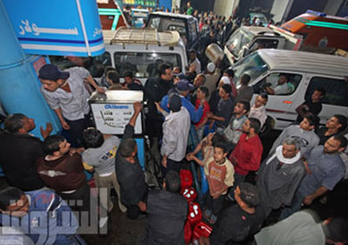 زحام أمام إحدى محطات التزود بالوقود في كفر الشيخ