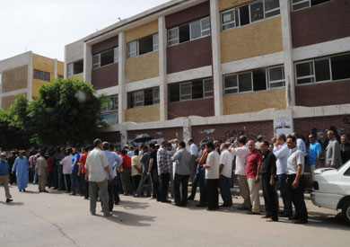 طوابير الناخبين أمام احد لجان الانتخابات ارشيفية