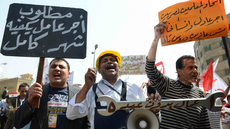 «فصل العمال».. معاناة مضاعفة بسبب ارتفاع الأسعار