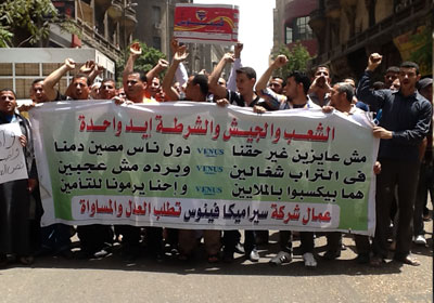 عمال فينوس يعتصمون أمام «القوى العاملة» للمطالبة بصرف الأرباح