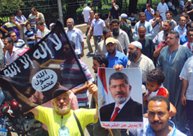 من أنصار الرئيس المعزول محمد مرسي في مسيرة من أمام مسجد محمد بخيت بحي الزيتون.أرشيفية