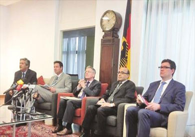 السفير الألماني وعدد من أعضاء السفارة أثناء المؤتمر الصحفي