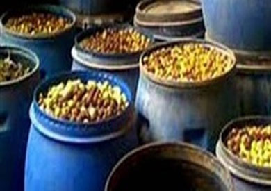 ضبط 1.5 طن زيتون مخلل فاسد داخل محل بمطروح