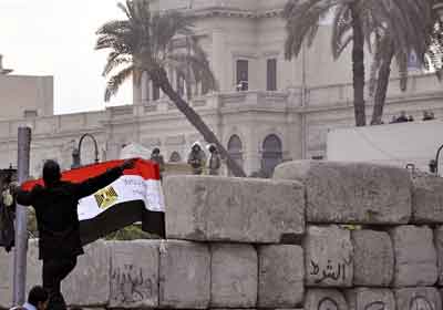 صورة أرشيفية للجدار الفاصل بشارع القصر العيني