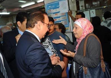 ياسر القاضي، وزير الاتصالات  خلال زيارة مفاجئة لمكتب بريد «هليوبوليس غرب» بمصر الجديدة