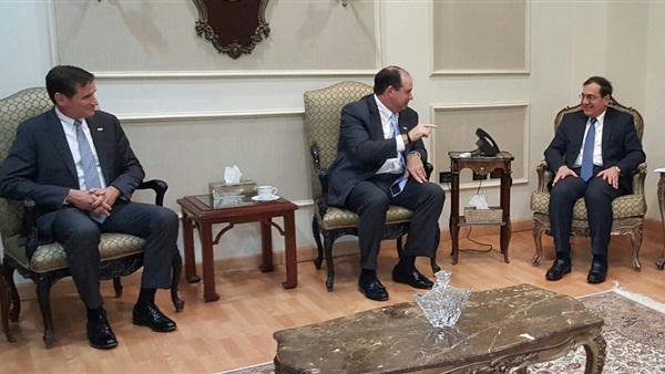 طارق الملا وزير البترول والثروة المعدنية مع الرئيس التنفيذى لشركة أباتشى العالمية جون كريستمان