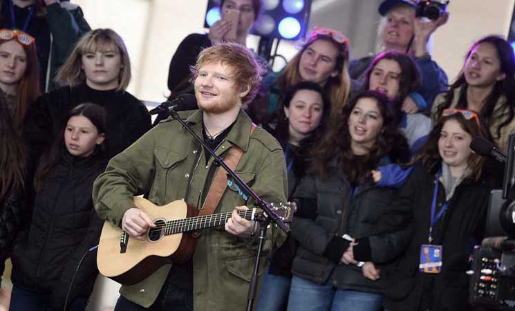 المغني إد شيران يحتفل بمرور عام على «إقلاعه عن التدخين»