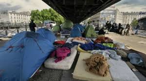 فرنسا تبدأ إزالة أكبر مخيم غير قانوني للمهاجرين في باريس