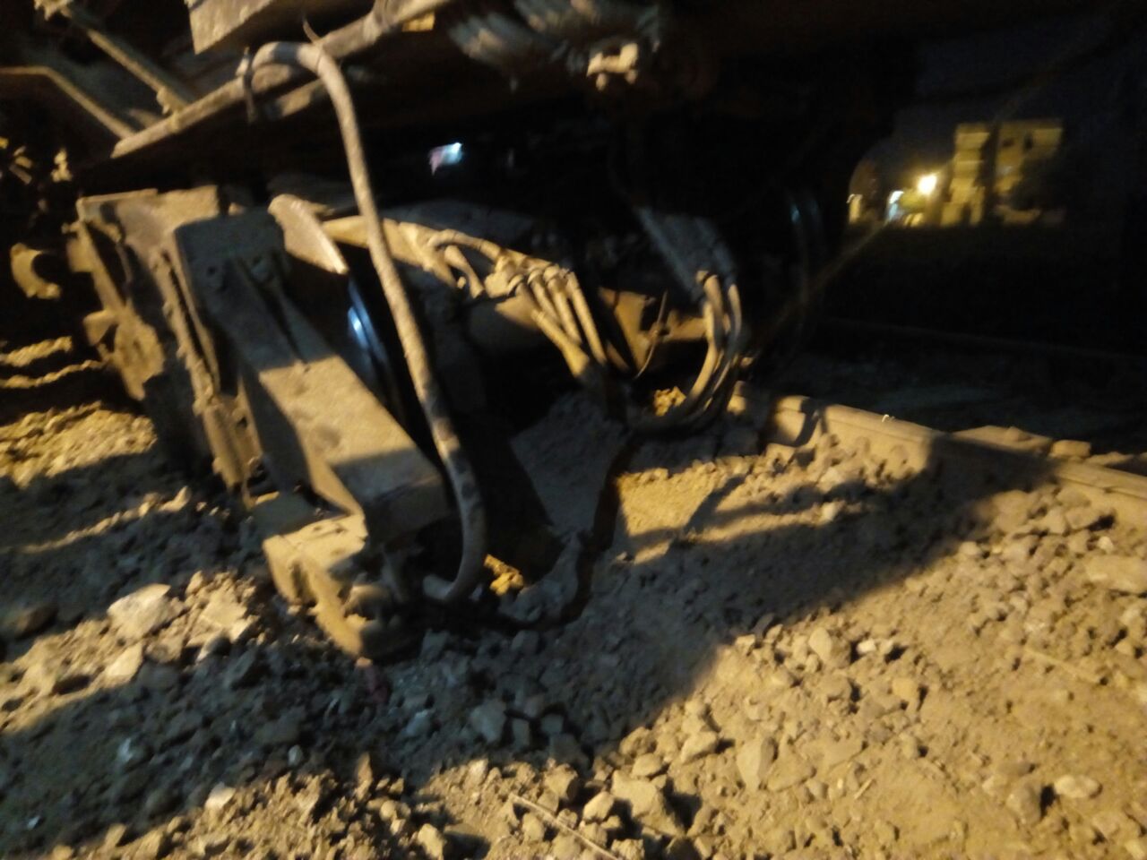 خروج عجلات جرار قطار قلين بكفر الشيخ عن القضبان بسبب هبوط أرضي