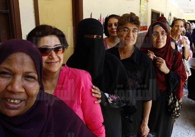 إقبال كثيف من المرأة المصرية على لجان الإنتخابات - تصوير: أحمد عبد الفتاح