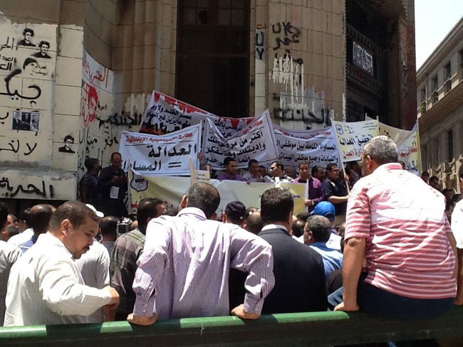 أعداد كبيرة من الموظفين والعاملين بالمحاكم يتظاهرون أمام دار القضاء العالي - تصوير: سهام شوادة