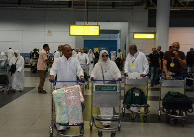 وصول عدد من حجاج بيت الله الحرام الى مطار القاهرة ارشيفية