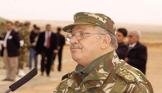 رئيس أركان الجيش الجزائري يتفقد موقع تحطم الطائرة العسكرية