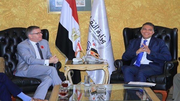 وزير النقل يبحث مع السفير الفرنسي سبل التعاون في مجال السكك الحديدية ومترو الأنفاق