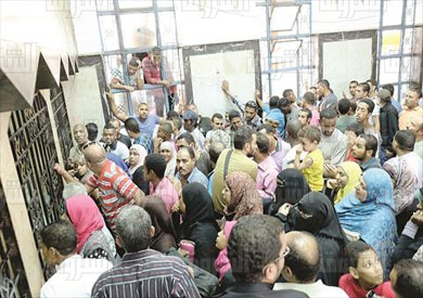 شباك تذاكر محطة مصر -- محطة مصر زحام قبل العيد تصوير علي هزاع