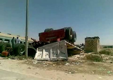 قطار منوف يشطر سيارة نقل نصفين ويقتل سائقها