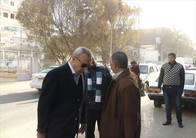 محافظ قنا يتفقد حائط منزل منهار