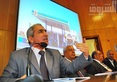 يحيي شنن رئيس شركة مصر للبترول أثناء حديثه في المؤتمر الصحفي<br/><br/><br/>تصوير: فادي عزت