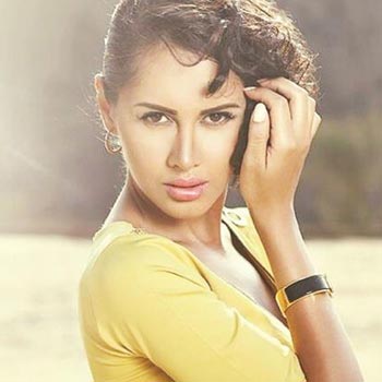 الفنانة ياسمين رئيس