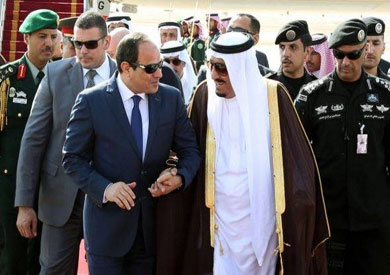 الرئيس السيسي يستقبل خادم الحرمين الشريفين الملك سلمان في مطار القاهرة